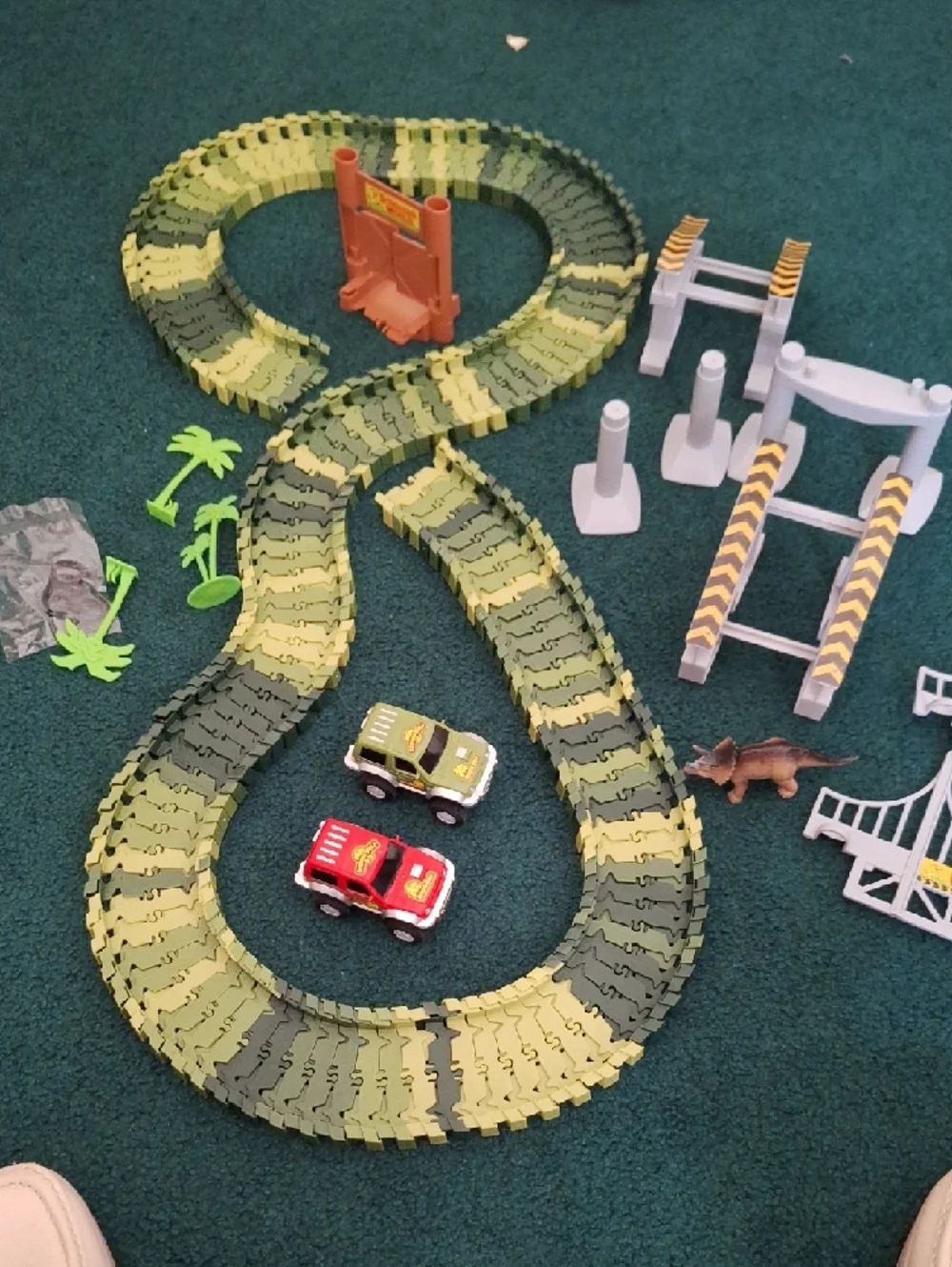 Reptile Habitat Flexible Track Set - Green & 2 Magic Cars